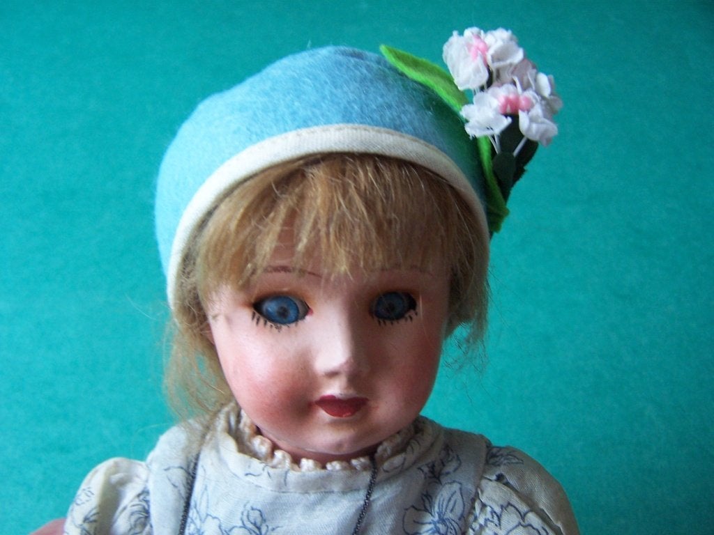 Oude poppenhoedjes, Verzamelen, Poppen, Ophalen of Verzenden, Gebruikt, Pop