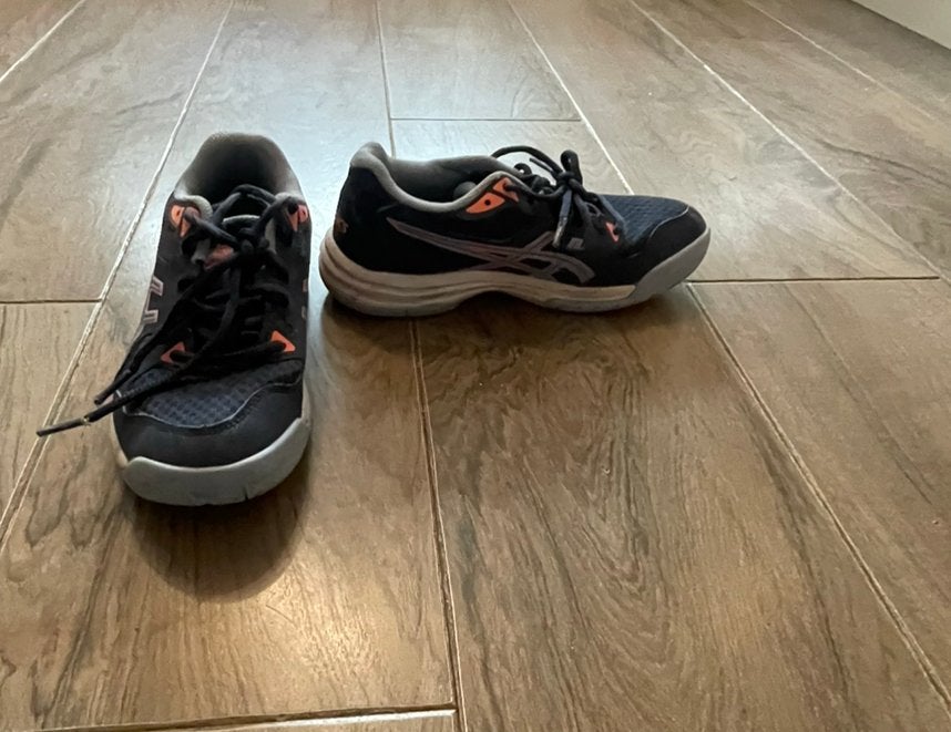 Asics indoor hockeyschoenen mt. 35,5, Ophalen of Verzenden, Zo goed als nieuw, Schoenen