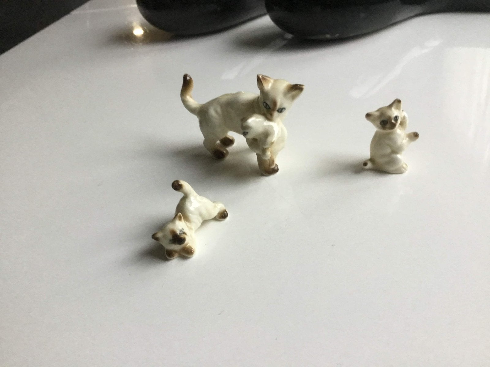 POEZEN FAM. 4/3/2cm porselein wit/bruin samen €17,50, Ophalen, Zo goed als nieuw, Hond of Kat, Beeldje of Figuurtje