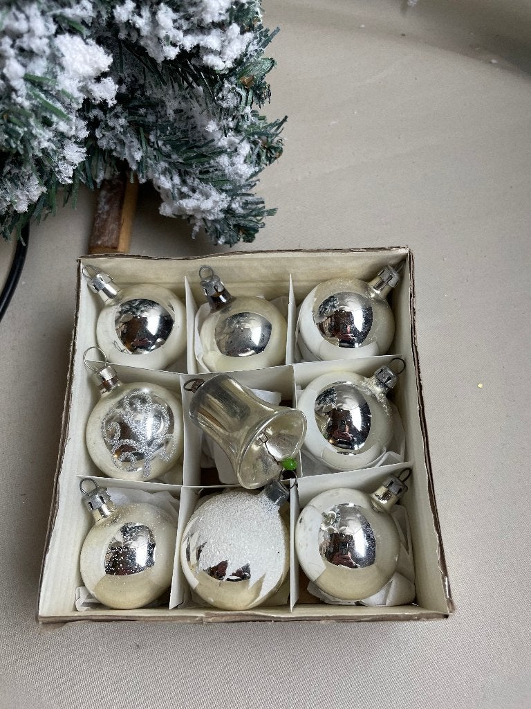 Oude kleine zilveren kerstballen en klokje, Ophalen of Verzenden, Gebruikt