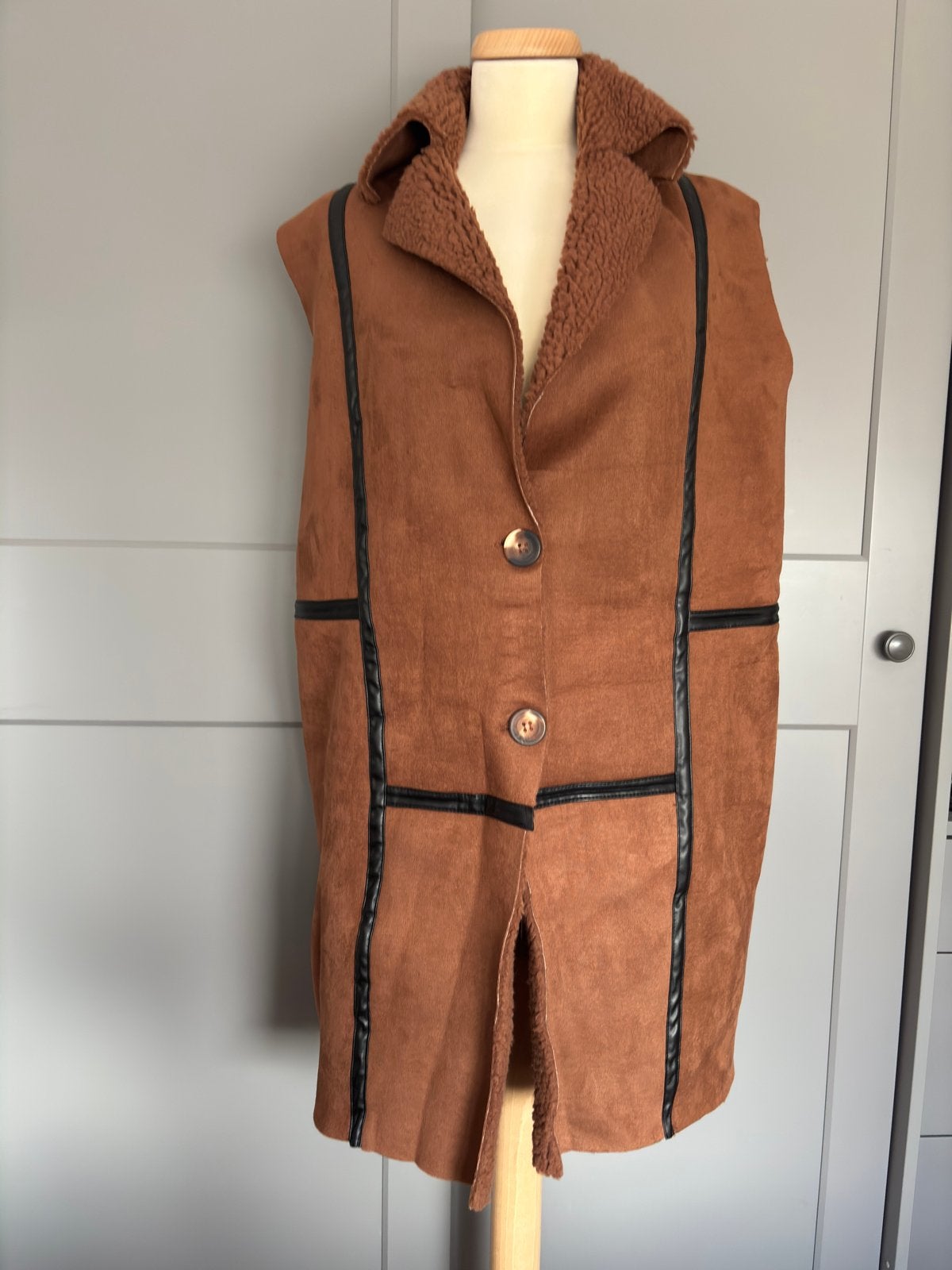 Bruin suède look bodywarmer met teddy voering, Verzenden, Nieuw, Maat 36 (S), Bruin