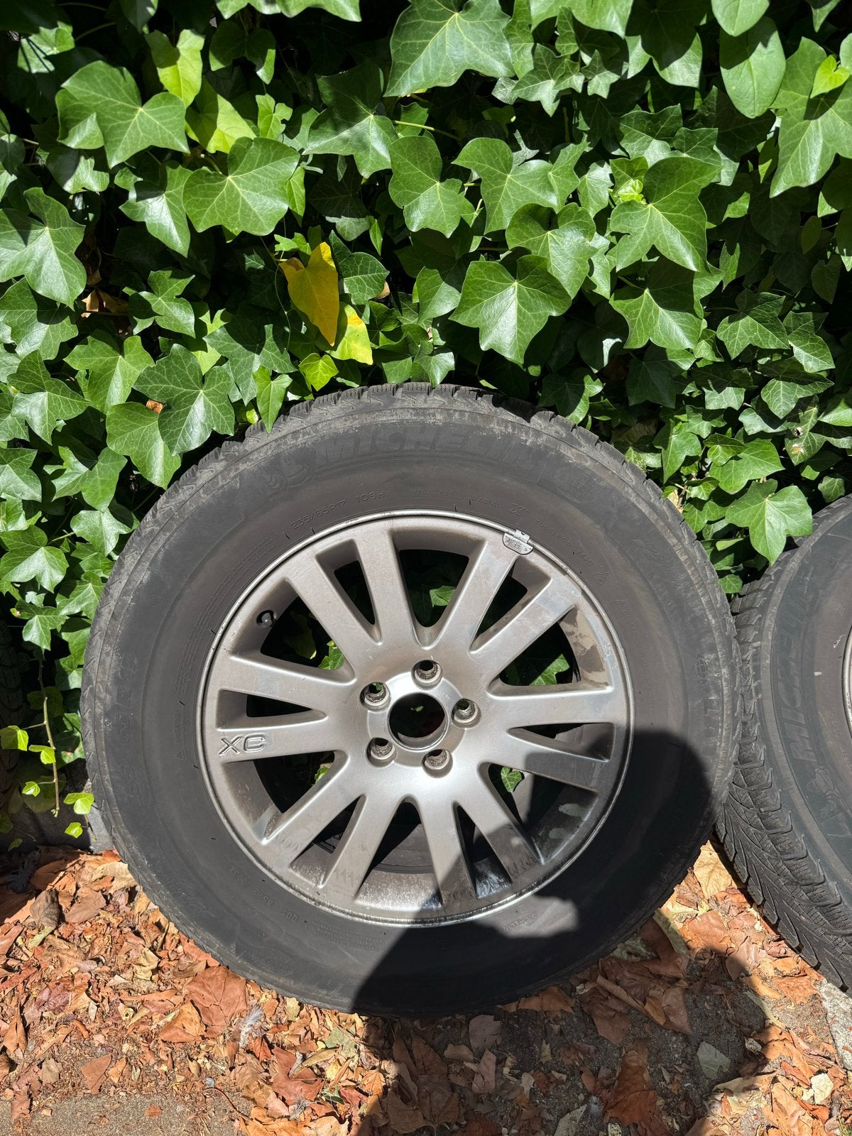Volvo XC 90  van 4 Michelin  op velg- 235/65R17, Auto-onderdelen, Banden en Velgen, Ophalen, Gebruikt, Banden en Velgen, 17 inch