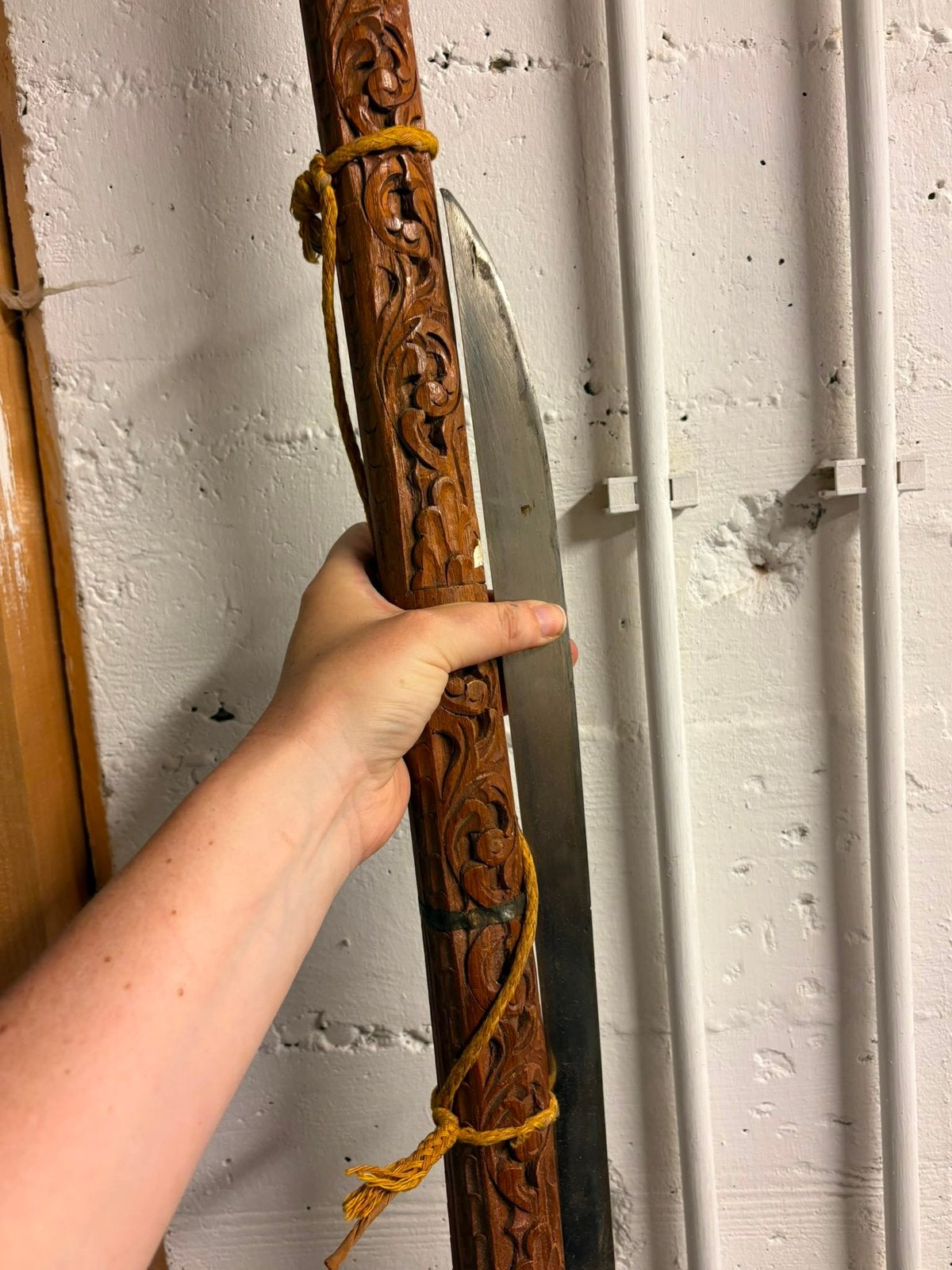 Vintage Filipijns decoratief zwaard met houten houder/schede, Antiek en Kunst, Ophalen of Verzenden