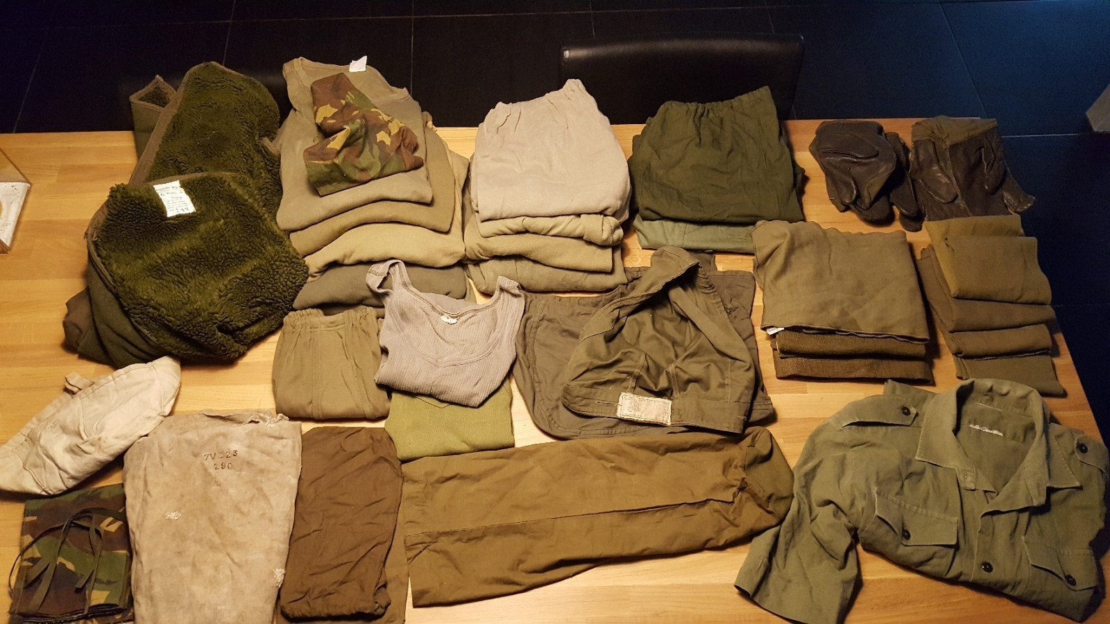 Kleding en uitrusting Nederlands leger, Verzamelen, Militaria | Algemeen, Ophalen of Verzenden, Landmacht, Nederland, Kleding of Schoenen