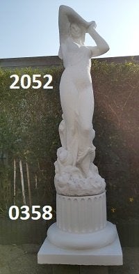 Verlegen Vrouw Beeld op Zuil.    nr 2052 & 0358., Tuin en Terras, Tuinbeelden, Ophalen, Nieuw, Beton, Mensenbeeld