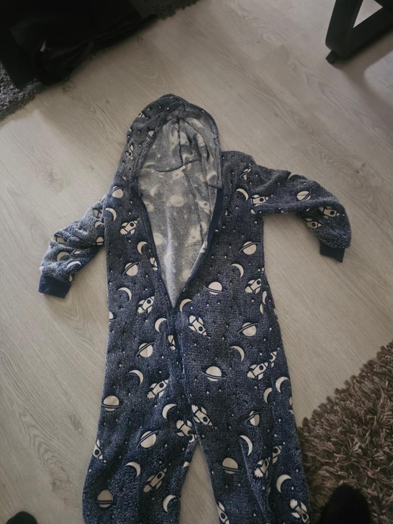 Fleece Onesie Ruimteprint Maat 134/140, Kinderen en Baby's, Kinderkleding | Maat 134, Nacht- of Onderkleding, Jongen of Meisje