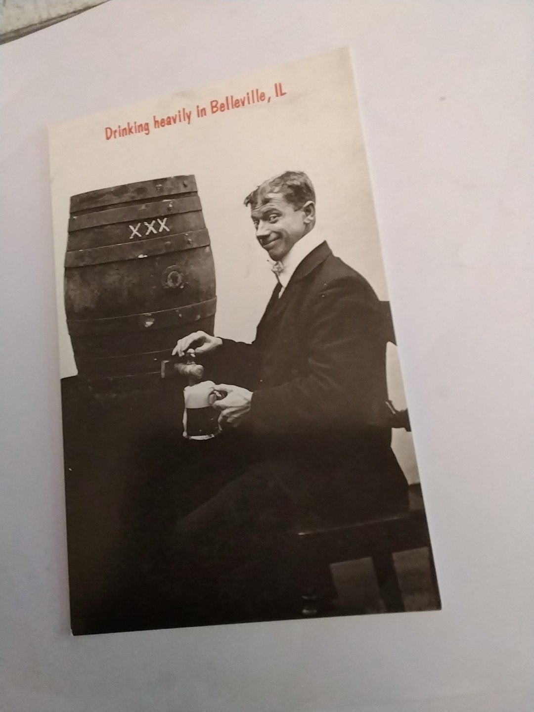 Vintage Ansichtkaart: Man drinkt zwaar in Belleville, IL, Ophalen of Verzenden