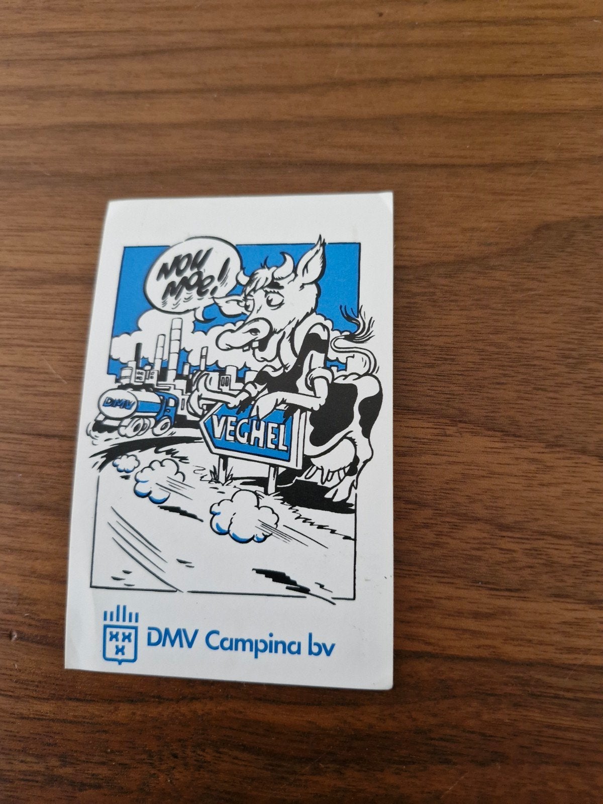 8774 Vintage DMV Campina Veghel sticker - 'Nou moe!' koe, Verzamelen, Stickers, Ophalen of Verzenden, Gebruikt, Bedrijf of Vereniging