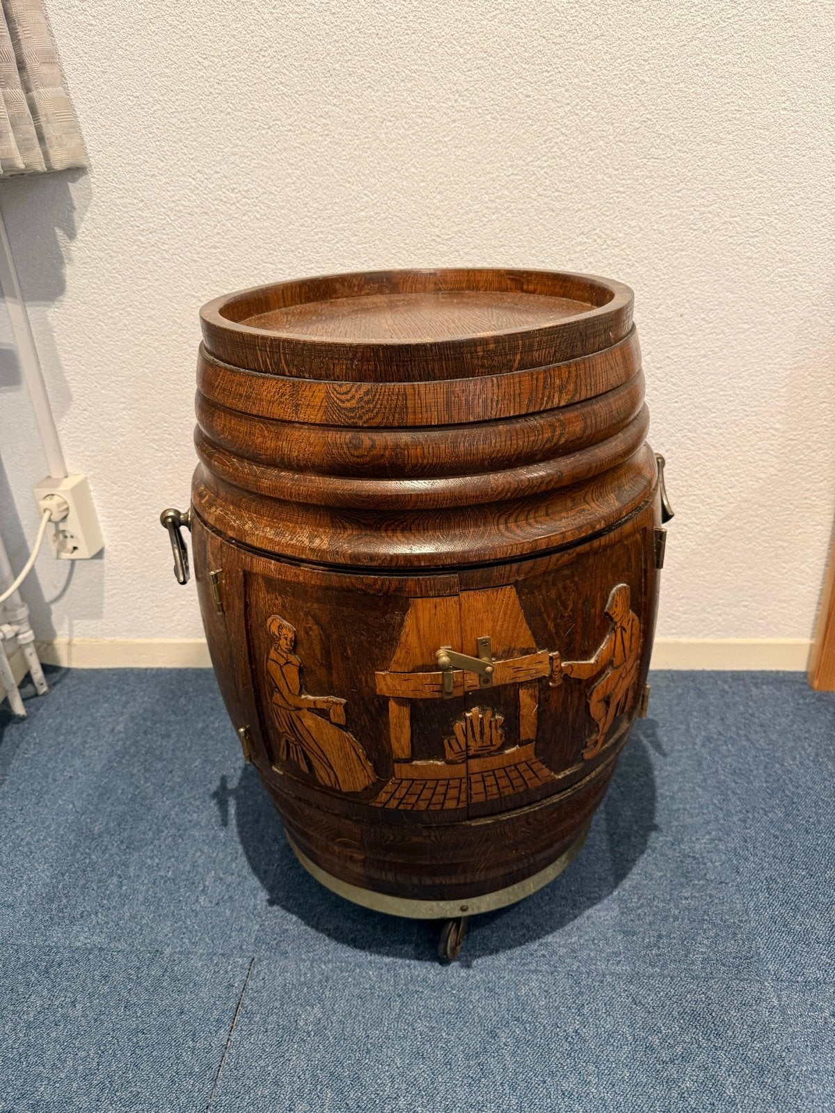 Antieke houten wijnvatkast met houtsnijwerk, Ophalen