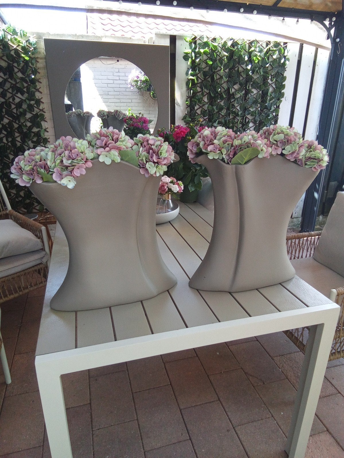 2 Taupekleurige Bloempotten/Vazen met Kunst Hortensia, Ophalen of Verzenden, Gebruikt, Overige kleuren, Overige materialen