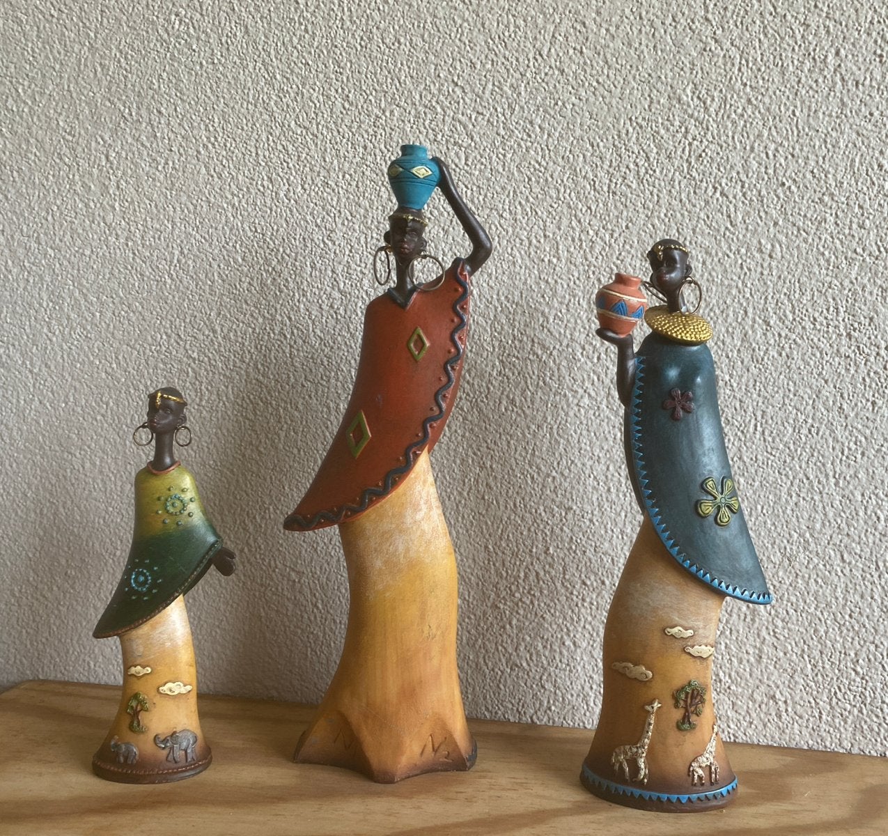 Set van 3 Afrikaanse beelden - decoratieve figuren, Gebruikt, Meerkleurig, Overige materialen, Ophalen of Verzenden