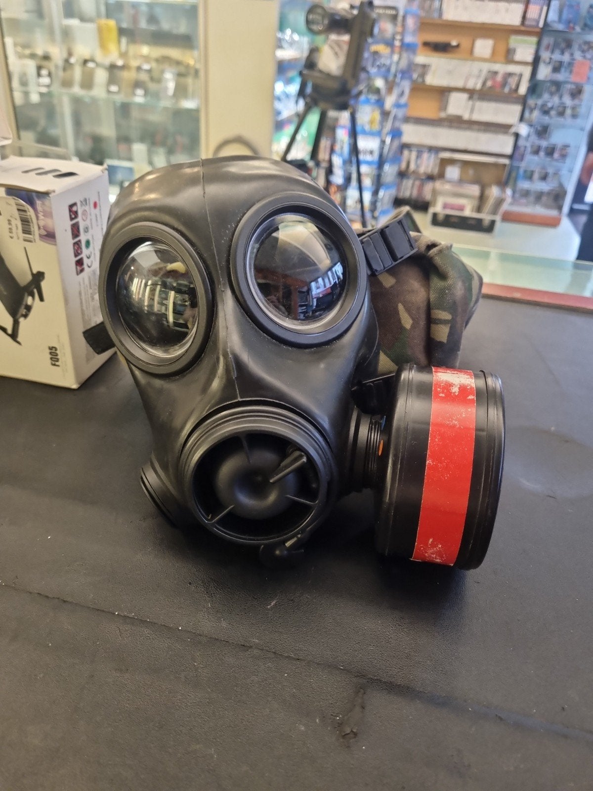 Militair gasmasker met filter en camouflage hoes, Verzamelen, Ophalen, Overige gebieden, Overige typen, Onbekend