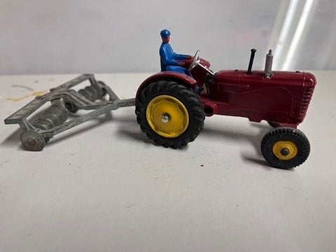 Dinky toy massey Harris tractor met ploeg, Ophalen of Verzenden, Zo goed als nieuw, Tractor of Landbouw, Dinky Toys