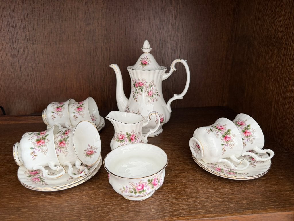 Royal Albert Lavender Rose 6-persoons set, Verzamelen, Ophalen, Zo goed als nieuw, Porselein, Compleet servies