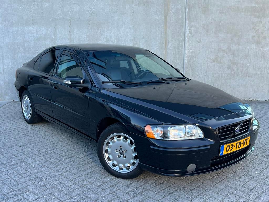 Super nette Zwarte Volvo S60 2.0T Sedan 179PK Automaat/Leer!, Auto's, Volvo, 1984 cc, 179 pk, S60, Zwart