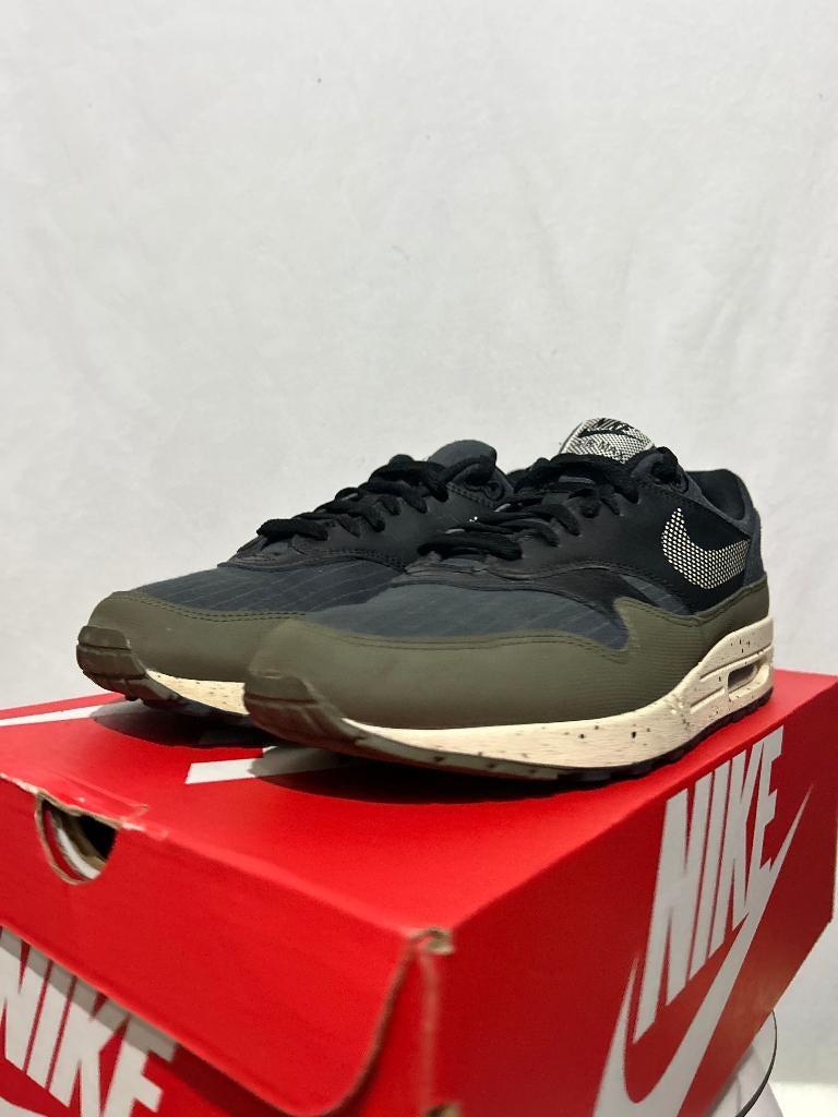 ALS NIEUW! Maat 44,5 - Nike Air Max 1 SE Medium Olive, Overige kleuren, Verzenden, Nike, Nike