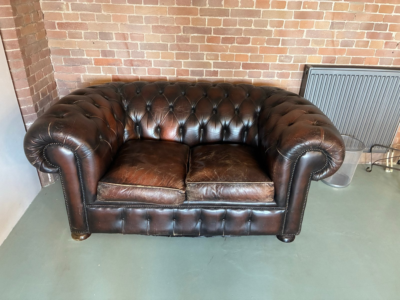 Vintage Chesterfield 2-zitsbank in bruin leer, Ophalen, Gebruikt, 150 tot 200 cm, Tweepersoons
