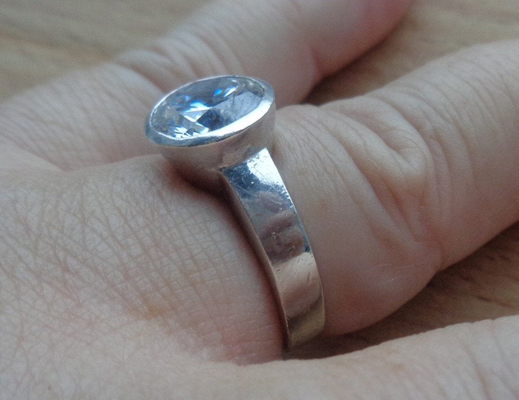 zilveren ring met grote geslepen heldere steen [891], Verzenden, Zo goed als nieuw, 17 tot 18, Dame