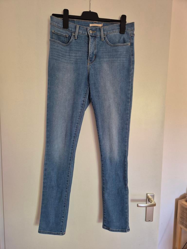 Levi's 311 shaping skinny 30/32, Ophalen of Verzenden, Zo goed als nieuw, Blauw, W30 - W32 (confectie 38/40)