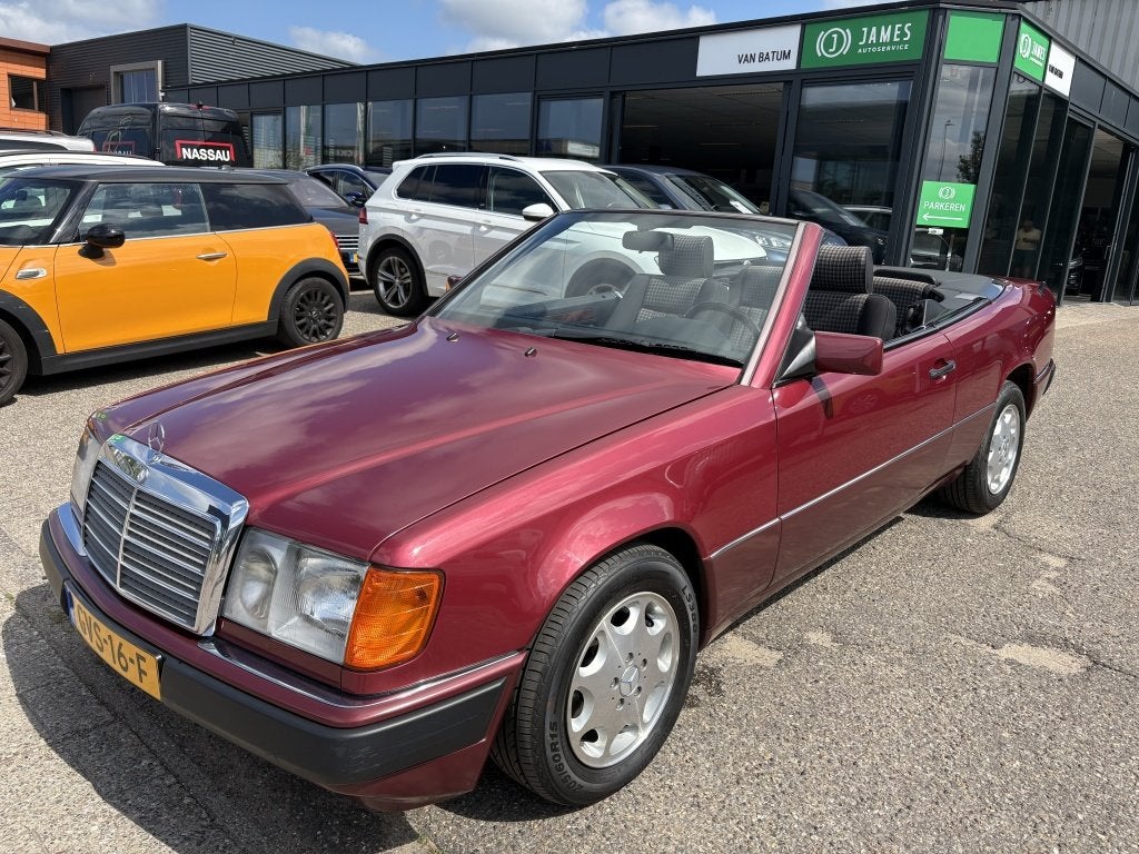 Mercedes-Benz E-Klasse 200-500 Cabrio 300 CE-24 (bj 1992), Auto's, Oldtimers, Automaat, Stof, Cabriolet, 4 stoelen