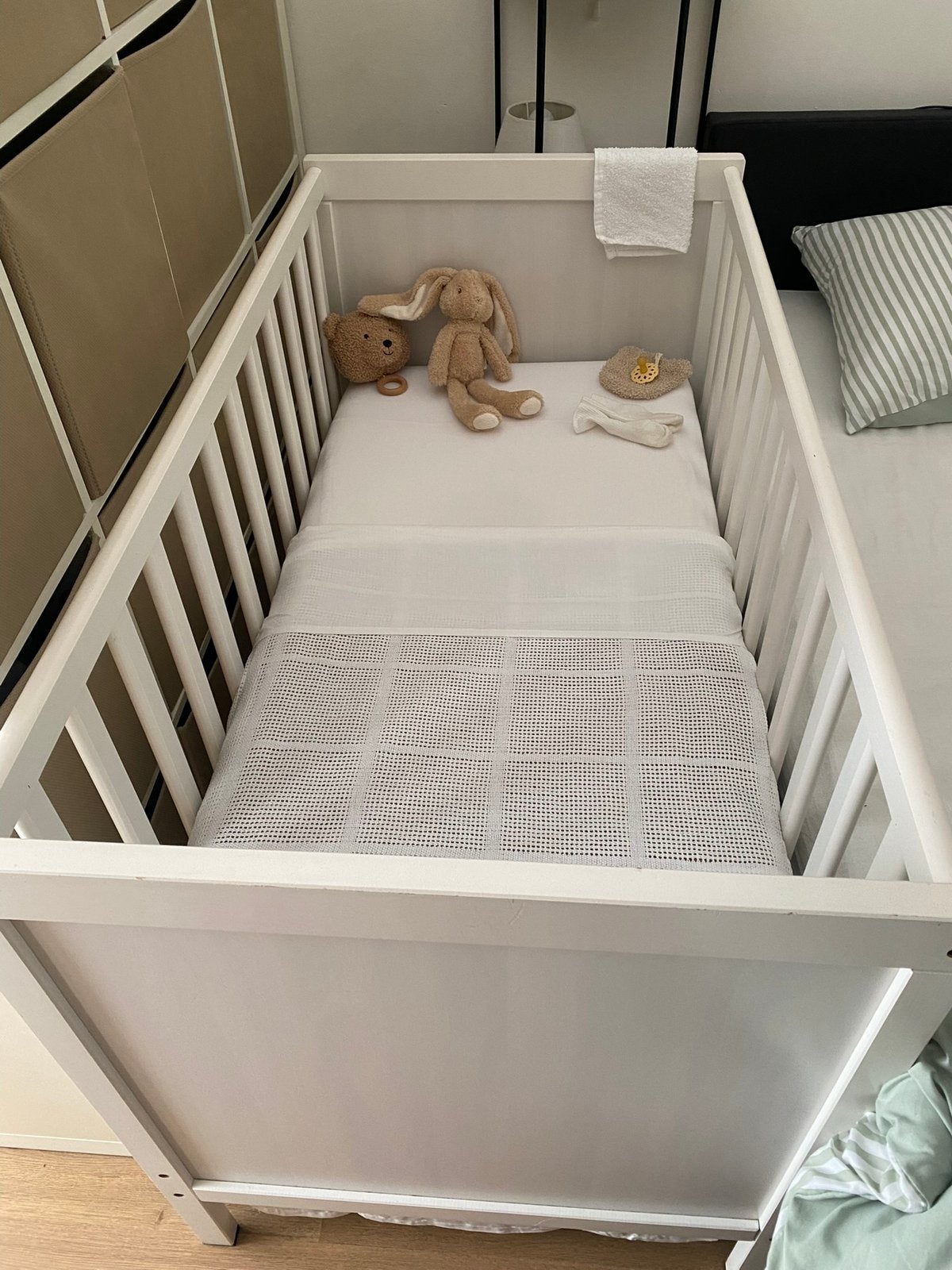 Babybed Sundvik Ikea incl. matrasje, Kinderen en Baby's, Kinderkamer | Complete kinderkamers, Ophalen, Gebruikt, Jongetje of Meisje