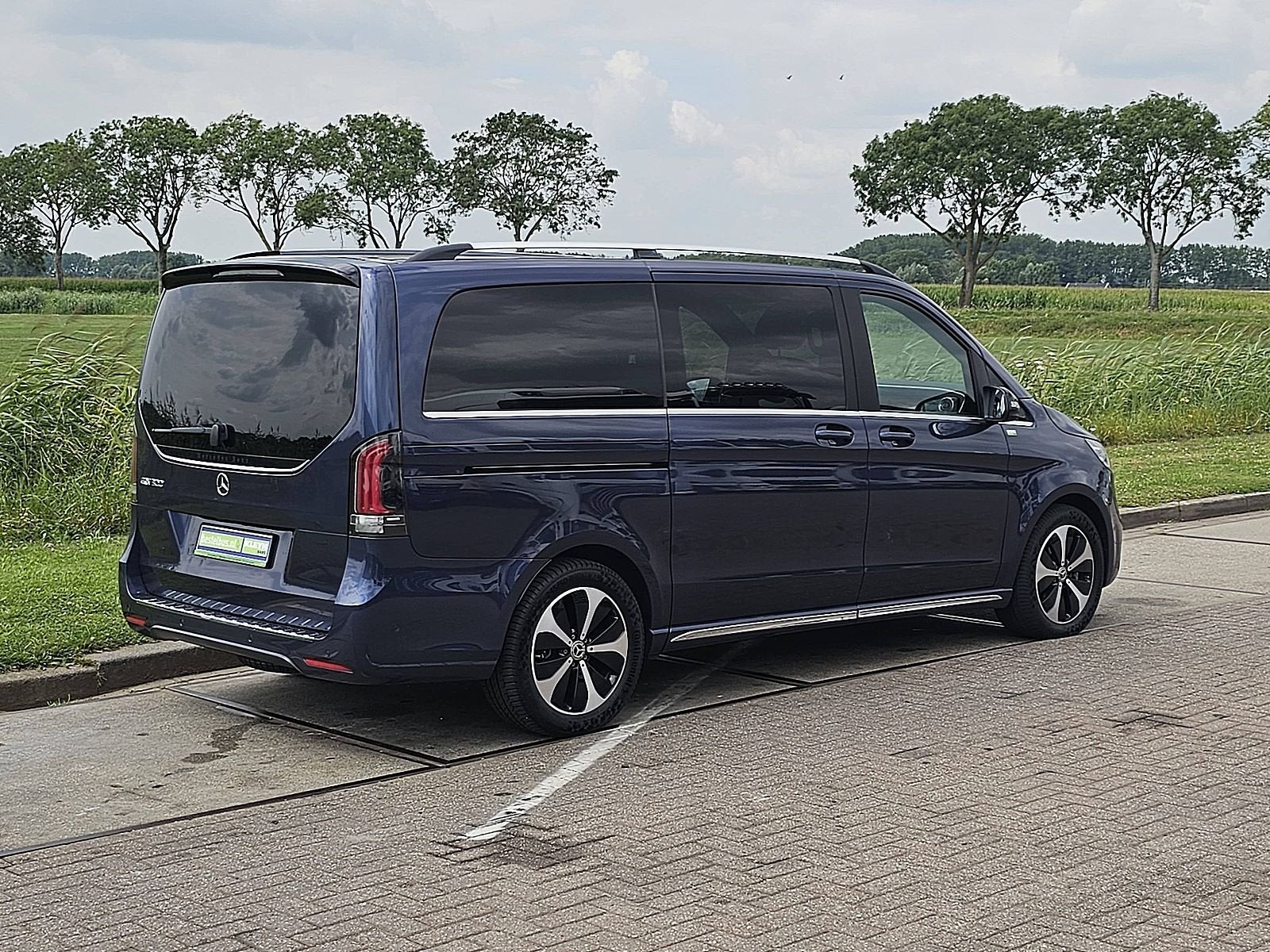 MERCEDES-BENZ EQV 300 wltp 365 km, Auto's, Automaat, Gebruikt, Blauw, 7 stoelen