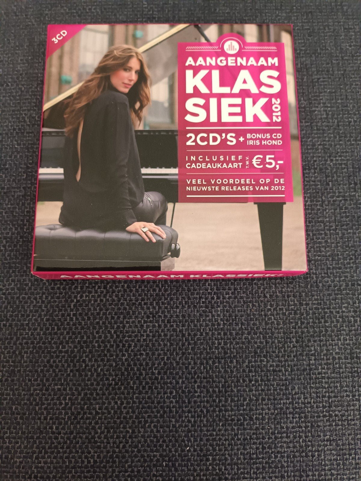 box AANGENAAM KLASSIEK 2012 met CD van IRIS HOND, Ophalen of Verzenden