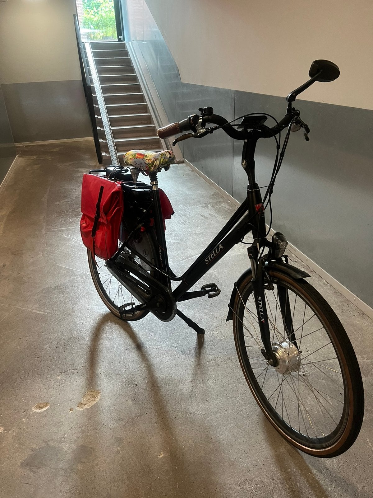 Stella Vicenza zwart  met nwe accu, Gebruikt, 50 km per accu of meer, 55 tot 59 cm, Ophalen