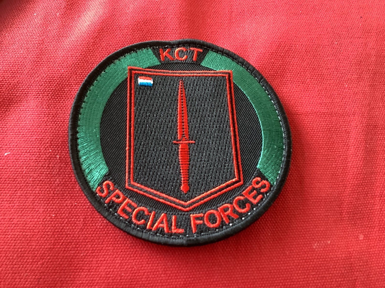 Badge van de KCT met velcro, Verzamelen, Ophalen of Verzenden, Landmacht, Nederland, Embleem of Badge