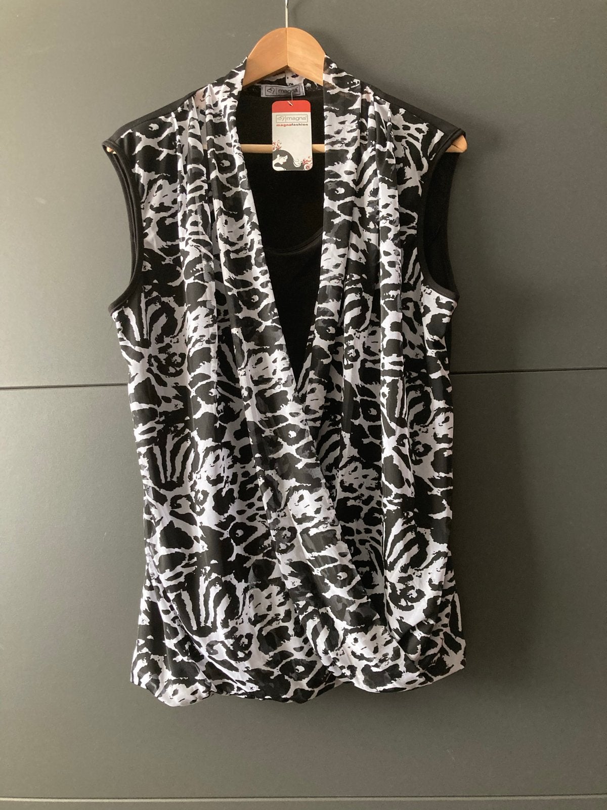 Nieuwe Magna waterval top zwart 44/46, Kleding | Dames, Tops, Zwart, Maat 42/44 (L), Nieuw, Ophalen of Verzenden