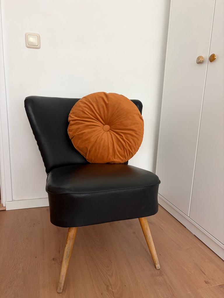 Zwarte fauteuil met houten poten, Ophalen, Zo goed als nieuw