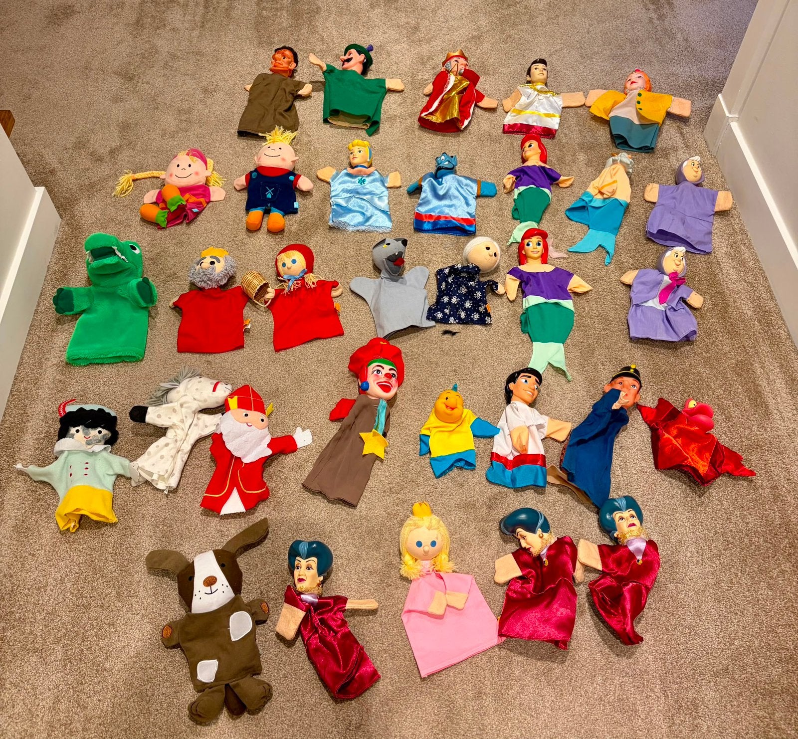 Poppenkast  met veel poppen, Ophalen