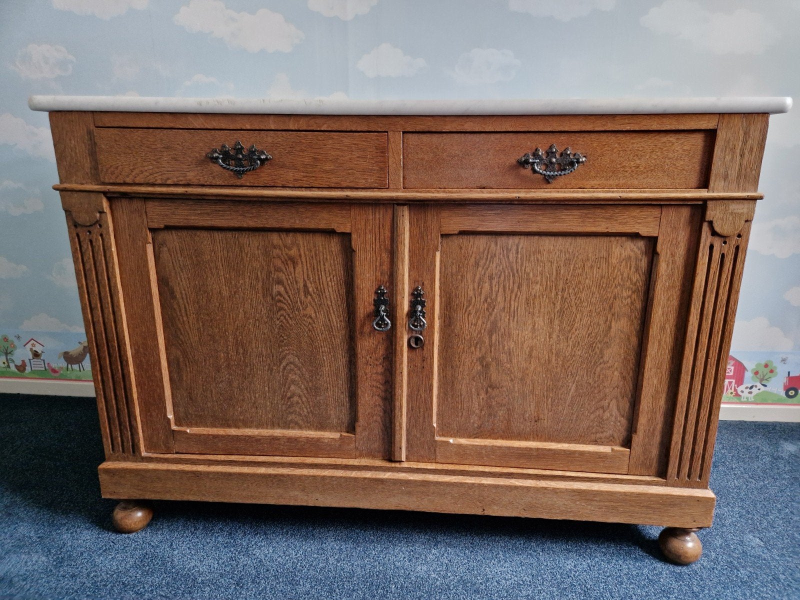Antiek eiken dressoir met marmeren blad h 75, l 107, br 52., Antiek en Kunst, Antiek | Meubels | Kasten, Ophalen
