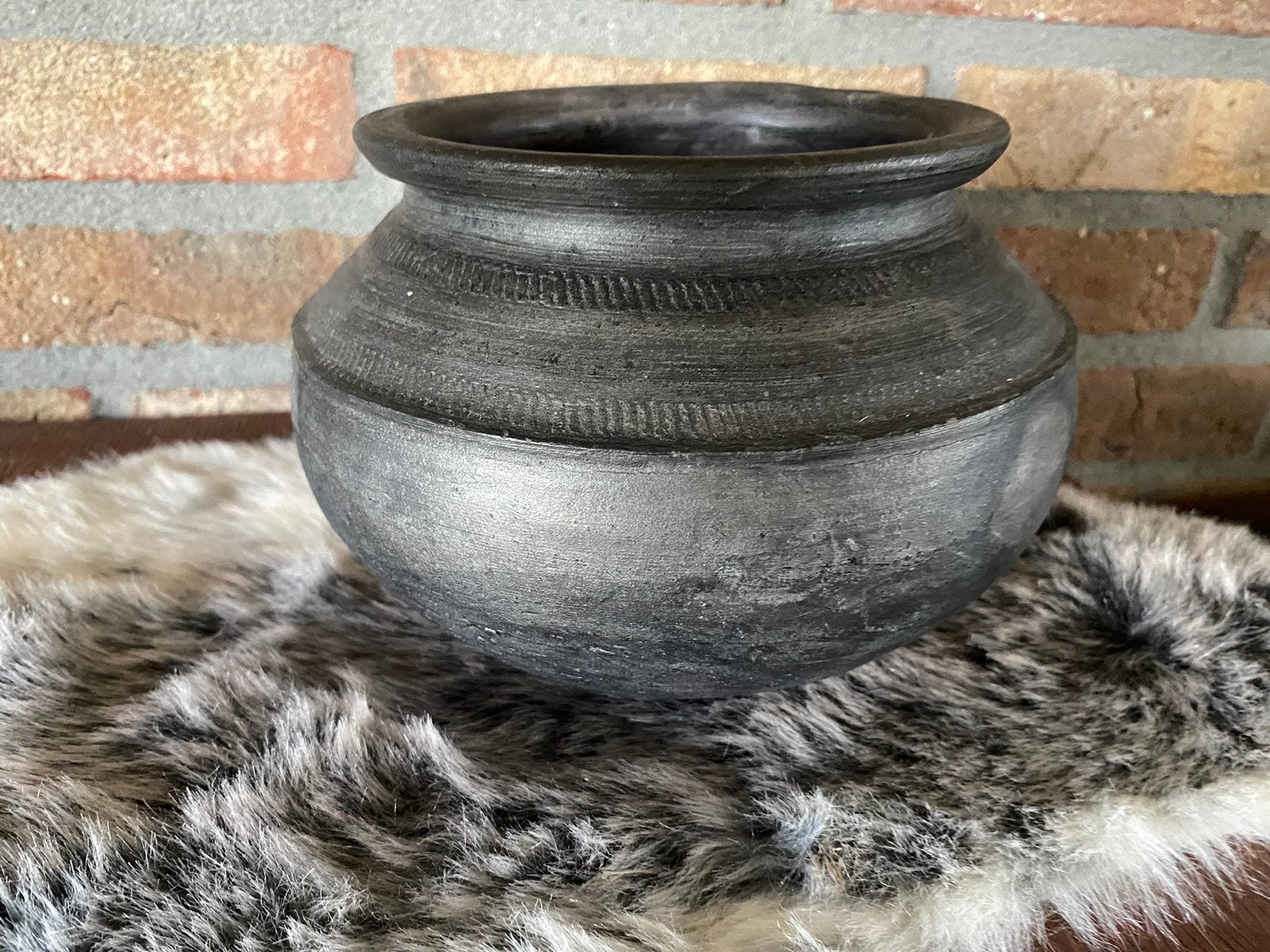 Landelijke mat zwarte tuimel pot, Huis en Inrichting, Woonaccessoires | Overige, Zwart, Ophalen of Verzenden, Steen/keramiek, Landelijk