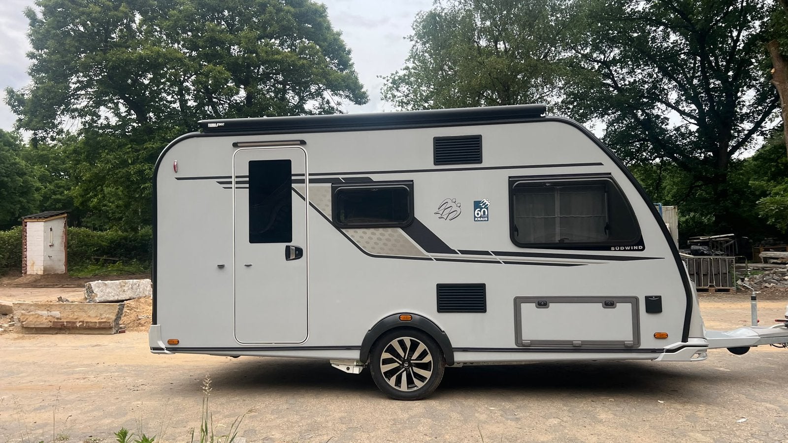 UNIEKE Knaus Südwind 443 – 60 Years 2025 incl nieuwe Airco !, Bedrijf, Treinzit, Dwarsbed, 4 tot 5 meter
