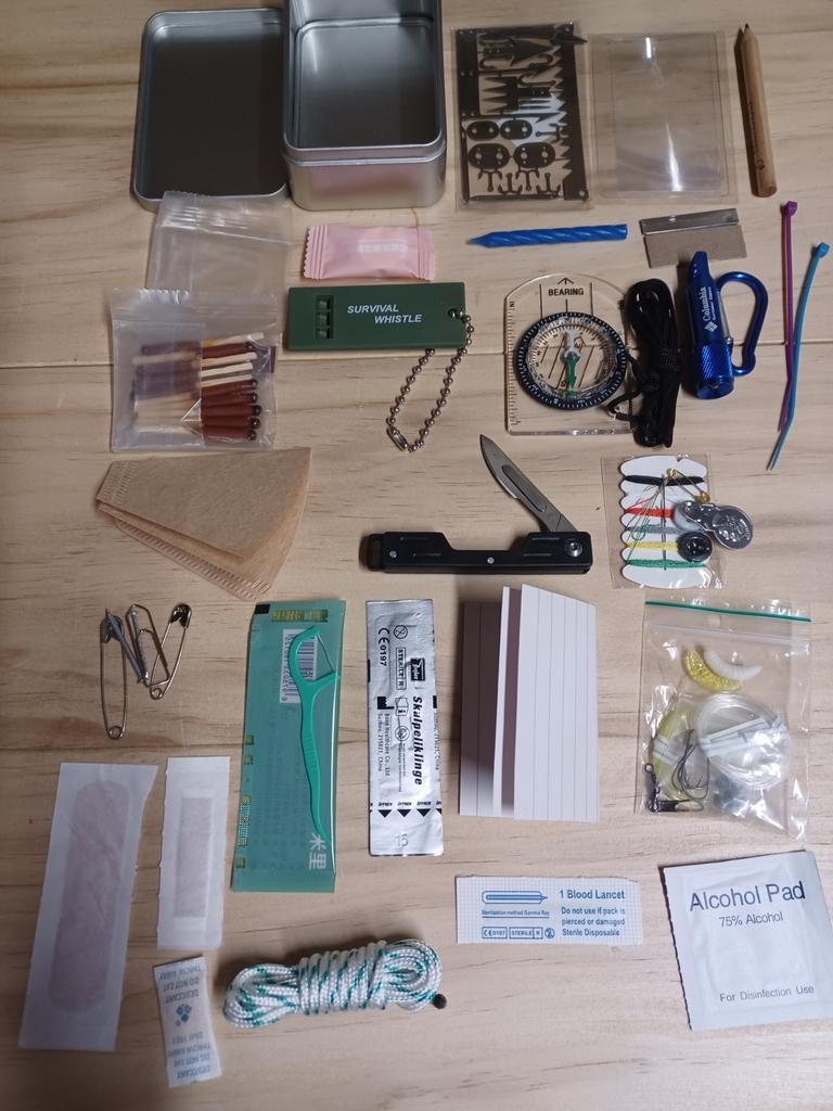 Uitgebreide Survival Kit in Blikken Doos, Ophalen of Verzenden, Zo goed als nieuw