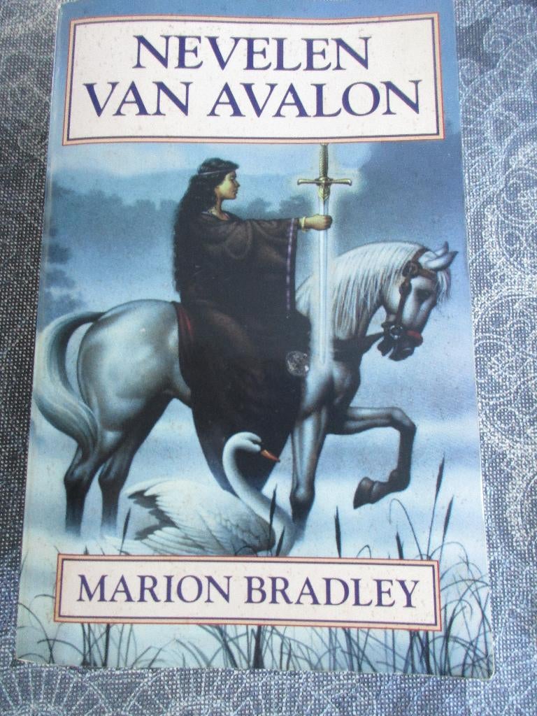 Nevelen van Avalon - Marion Bradley, Boeken, Fantasy, Zo goed als nieuw, Ophalen of Verzenden