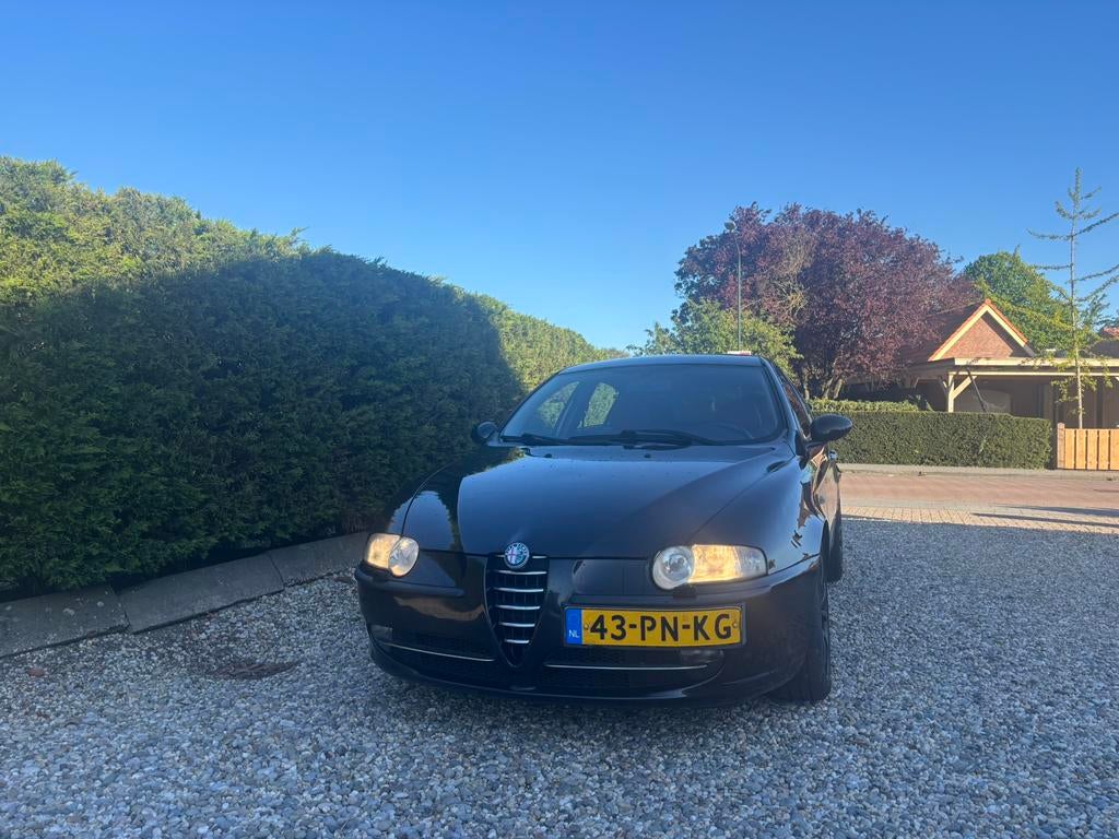 Alfa Romeo 147 1.6 T.spark 16V 88KW 5DR 2004 Zwart, Auto's, Alfa Romeo, Voorwielaandrijving, 1195 kg, 4 cilinders, 400 kg