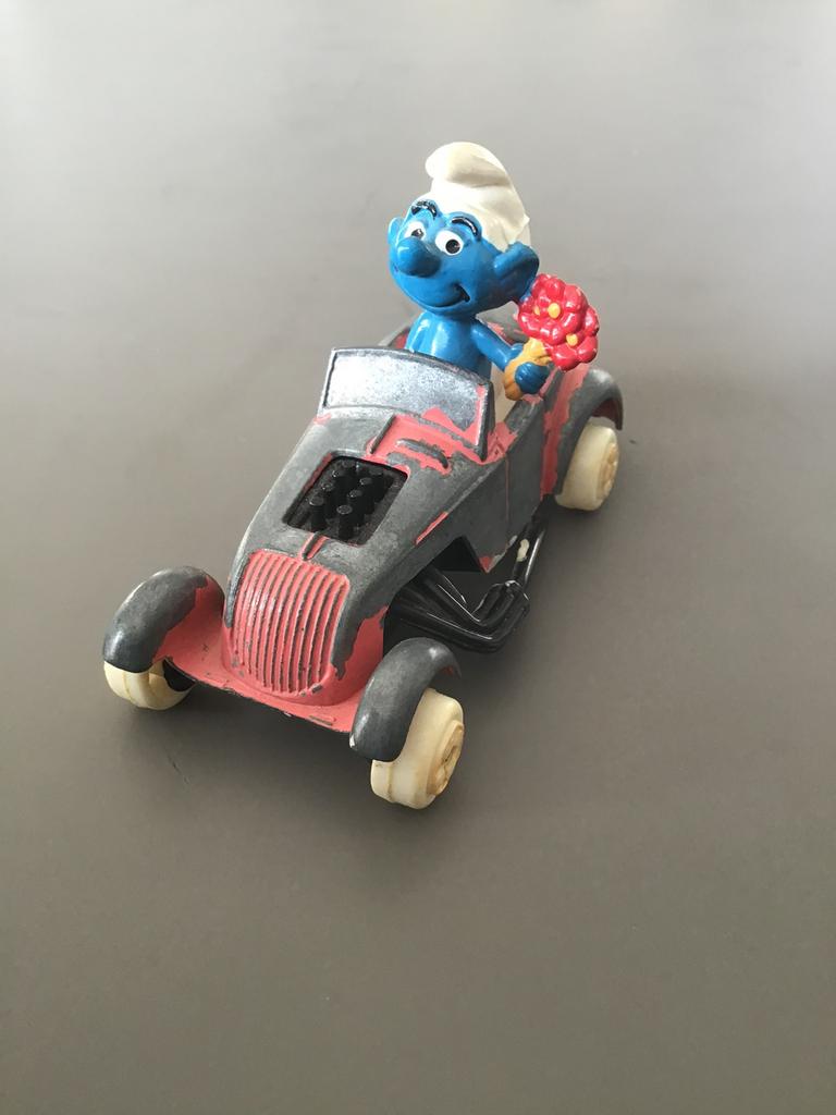 Smurf met bloemen in roze auto, Puffi / Esci., Verzamelen, Ophalen of Verzenden, Gebruikt, Poppetje, Figuurtje of Knuffel