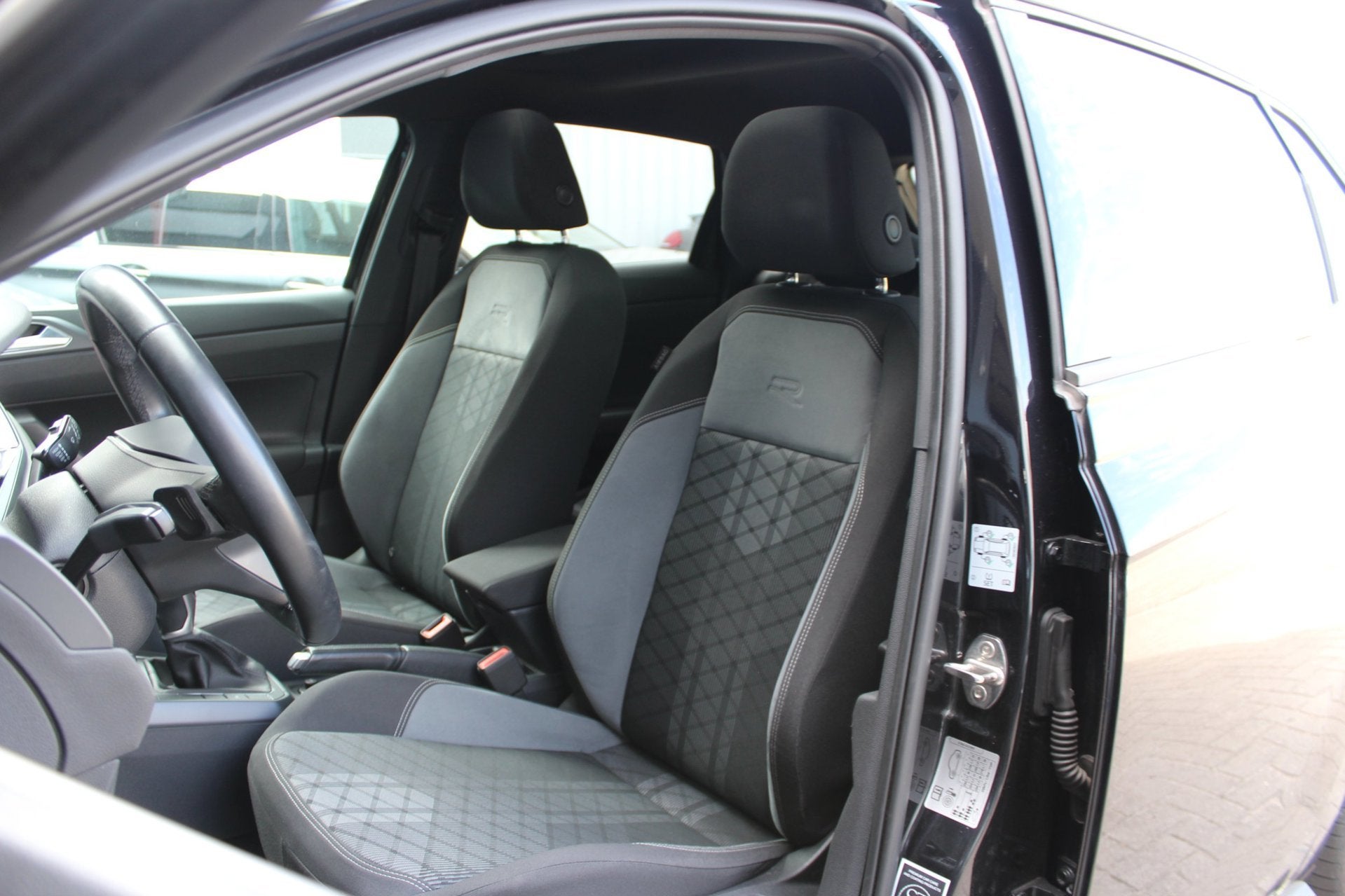 Volkswagen Polo 1.0 TSI 3x R-Line | Panoramadak | IQ Light |, Zwart, 1096 kg, Leder en Stof, Zwart