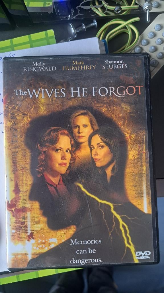 dvd The wives he forgot (Z265-109), Ophalen of Verzenden, Zo goed als nieuw