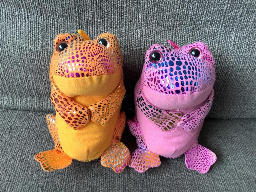 2x kikker knuffel 1 roze 1 oranje bananas 15cm hoog 5, samen, Ophalen of Verzenden, Zo goed als nieuw, Overige typen