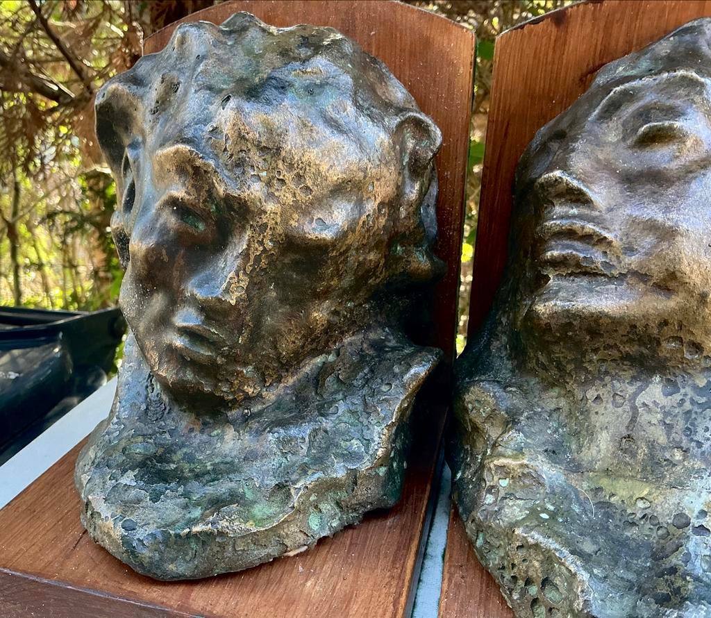 2 bronzen sculpturen op hout boeksteunen amsterdamse school?, Ophalen of Verzenden