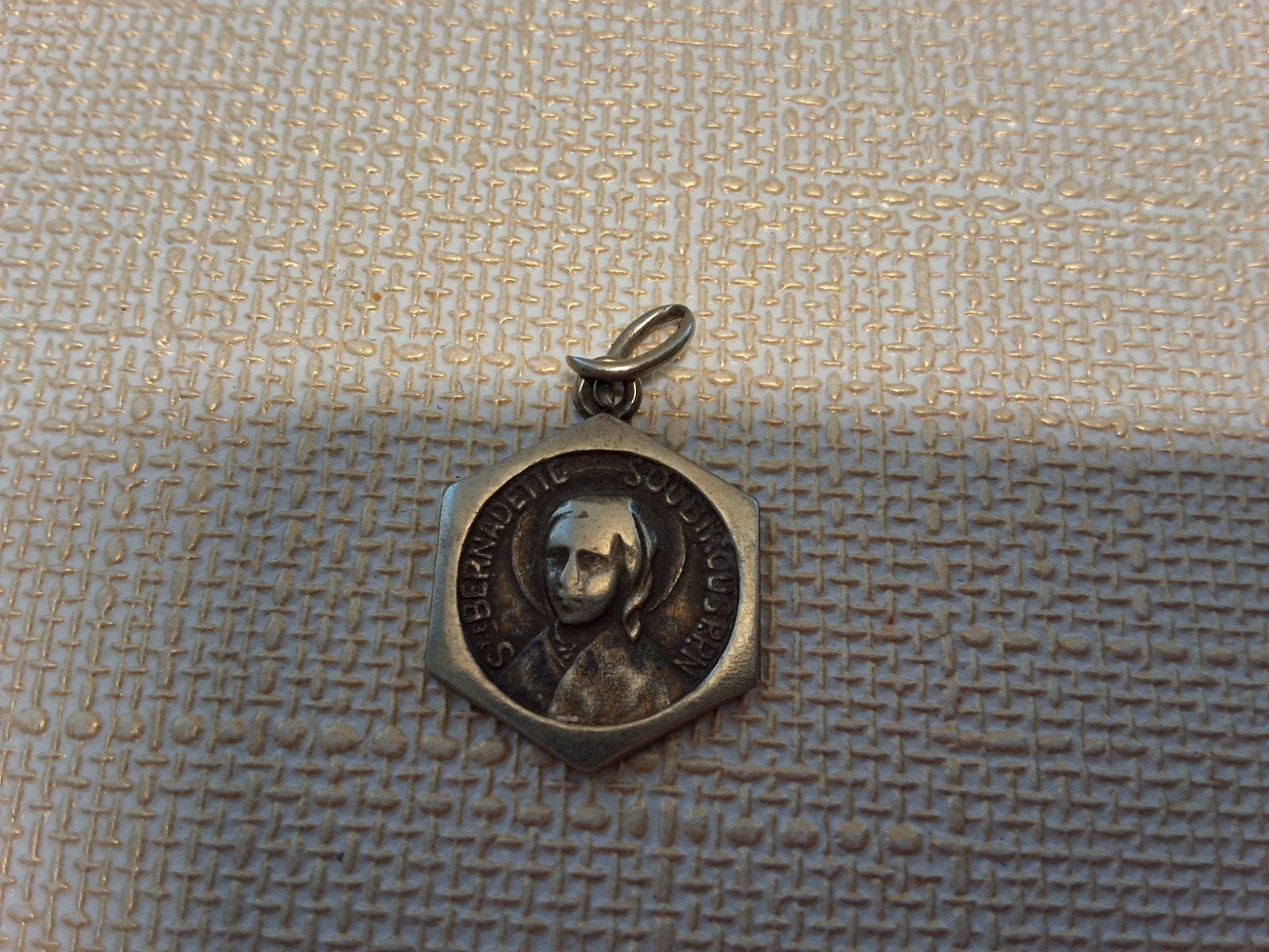 Antieke Zilverkleurige Zeshoekige Medaille Saint Bernadette, Antiek en Kunst, Ophalen of Verzenden