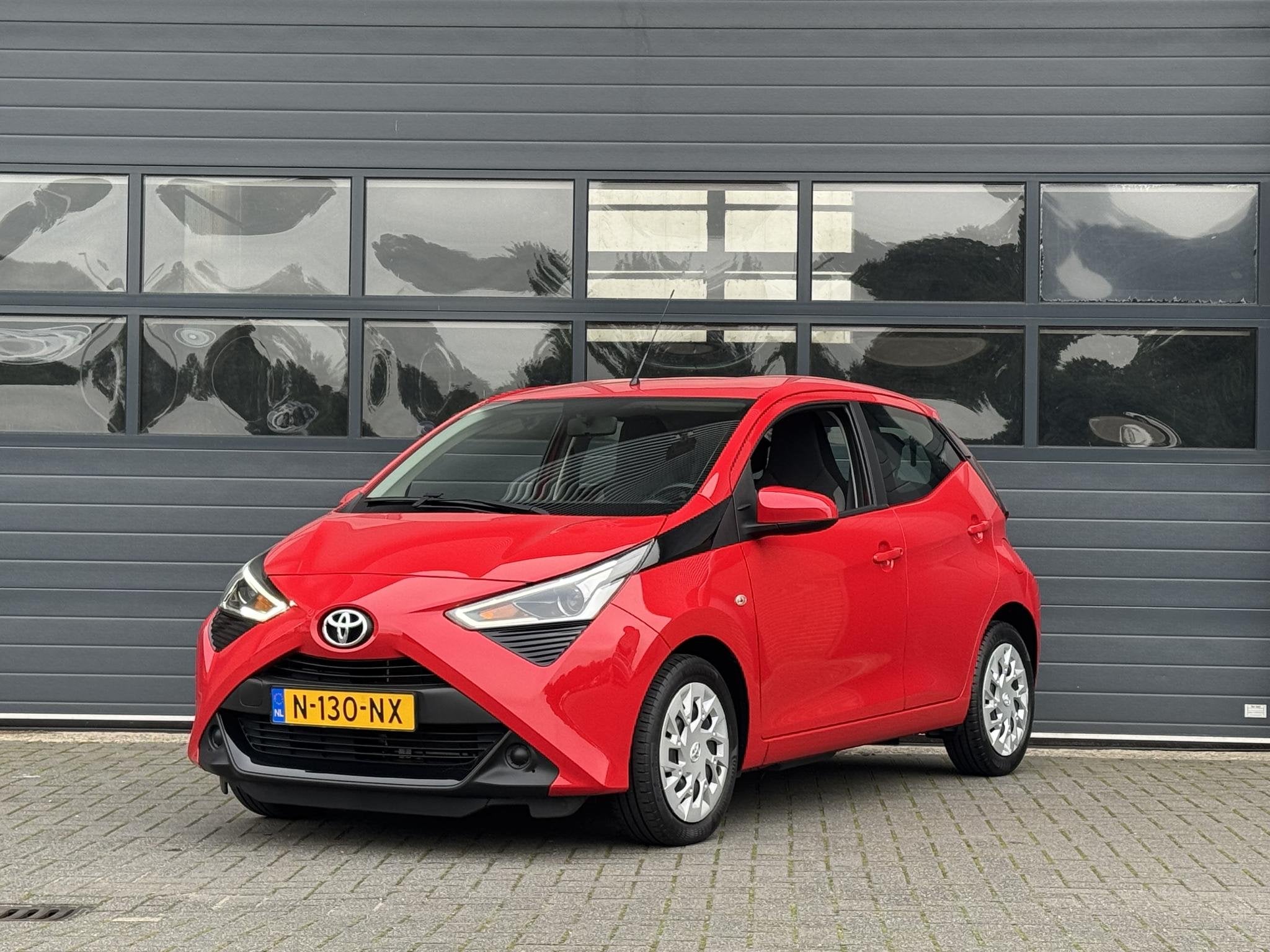 Toyota Aygo 1.0 VVT-I X-PLAY I APPLE CARPLAY I ANDROID AUTO, Auto's, Voorwielaandrijving, Stof, Gebruikt, Met garantie (alle)