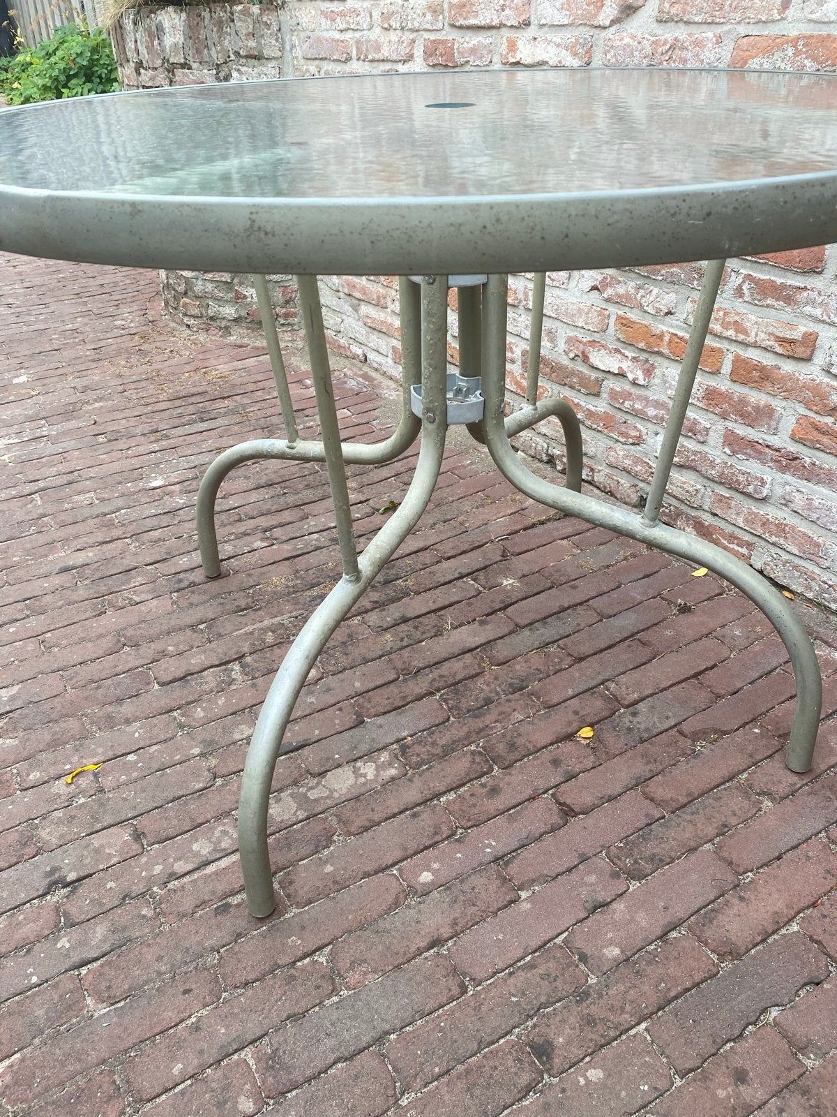 Ronde tuintafel met glazen blad en metalen onderstel, Tuin en Terras, Ophalen, Gebruikt, Rond, Metaal