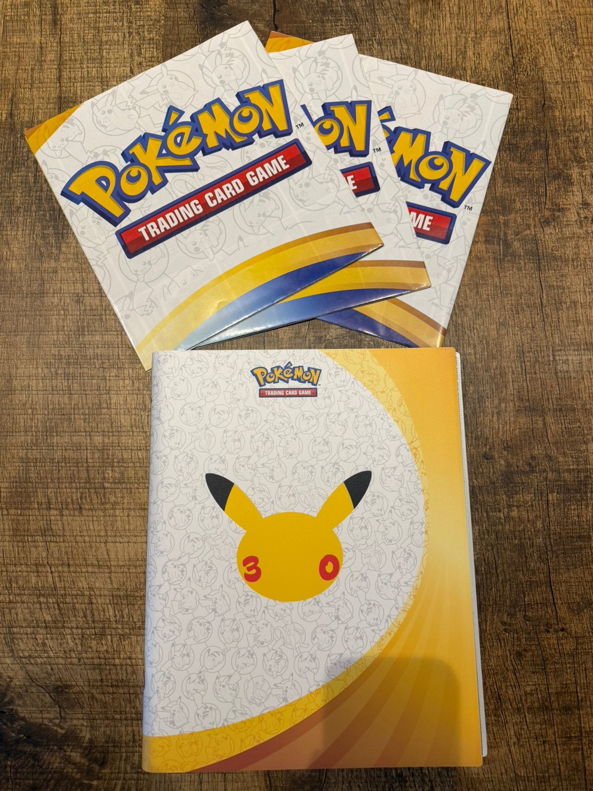 Pokémon verzameling 30th celebration incl binder en pika, Ophalen of Verzenden, Zo goed als nieuw, Meerdere kaarten