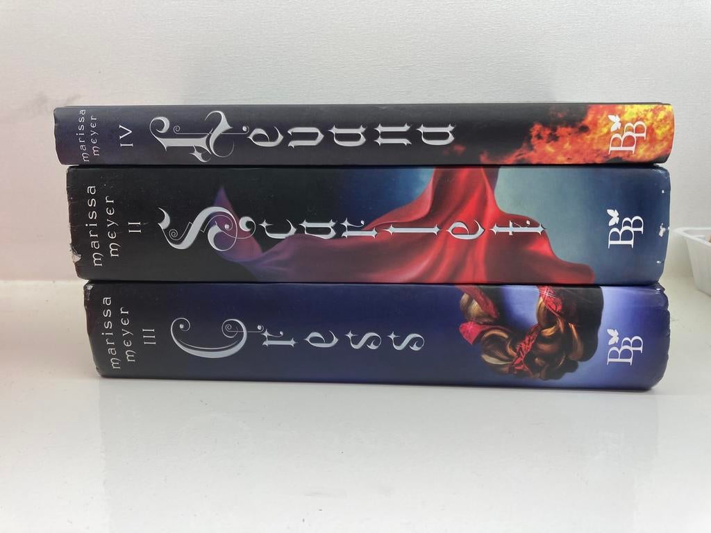 Lunar Chronicles Cress, Scarlet, Levana NL hardcover, Boeken, Ophalen of Verzenden, Gelezen