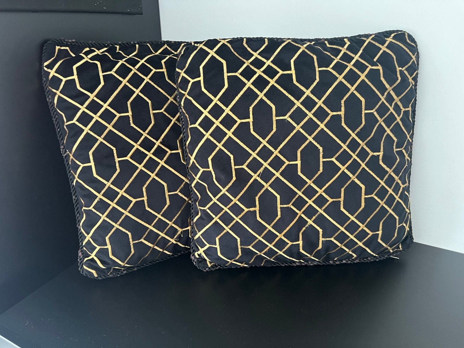 Set van 2 HD Collection sierkussens zwart/goud, Huis en Inrichting, Woonaccessoires | Kussens, Overige merken, Gebruikt, Zwart