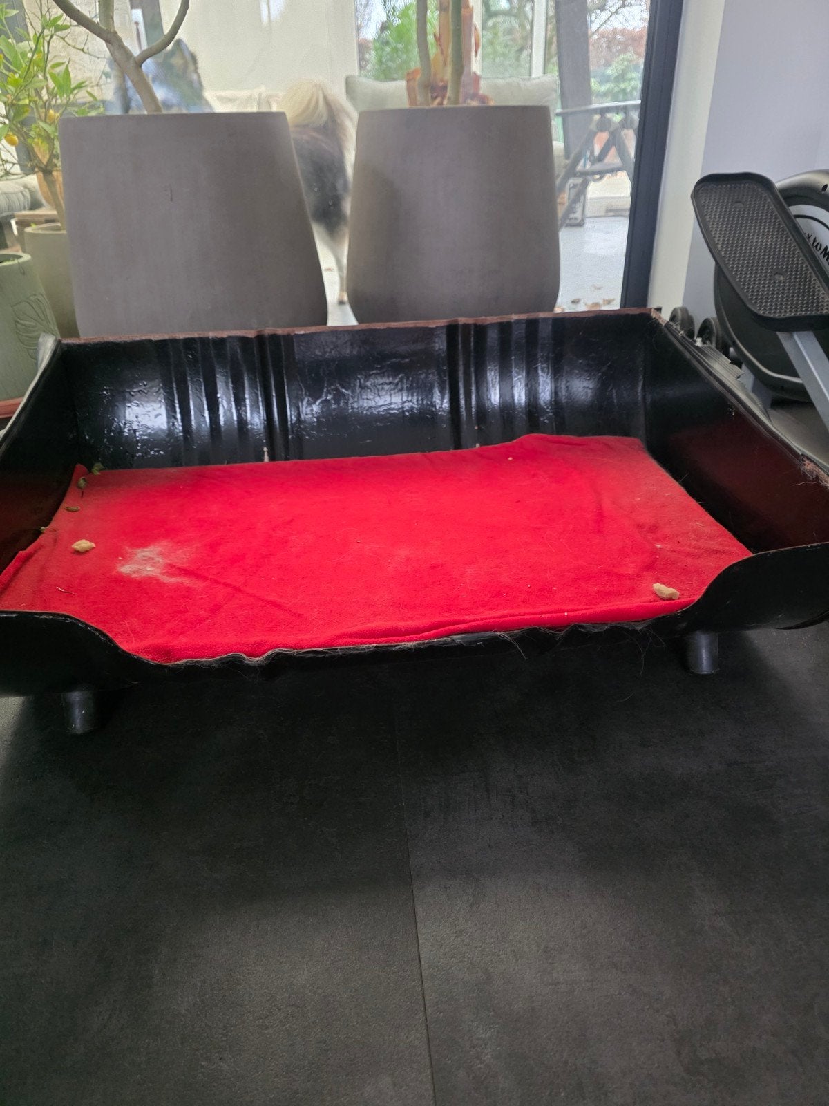 Half vat omgebouwd tot hondenmand, Ophalen